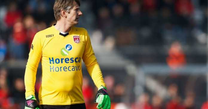 Manchester United Want Edwin van der Sar back in the Club