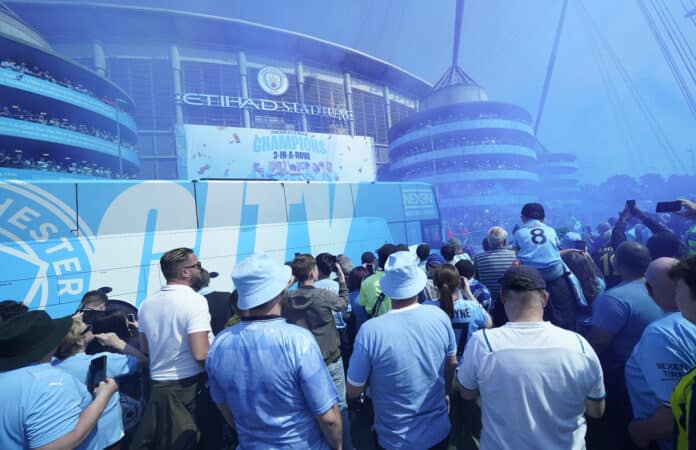 Download &acirc;Blue Moon&acirc; Manchester City Anthem