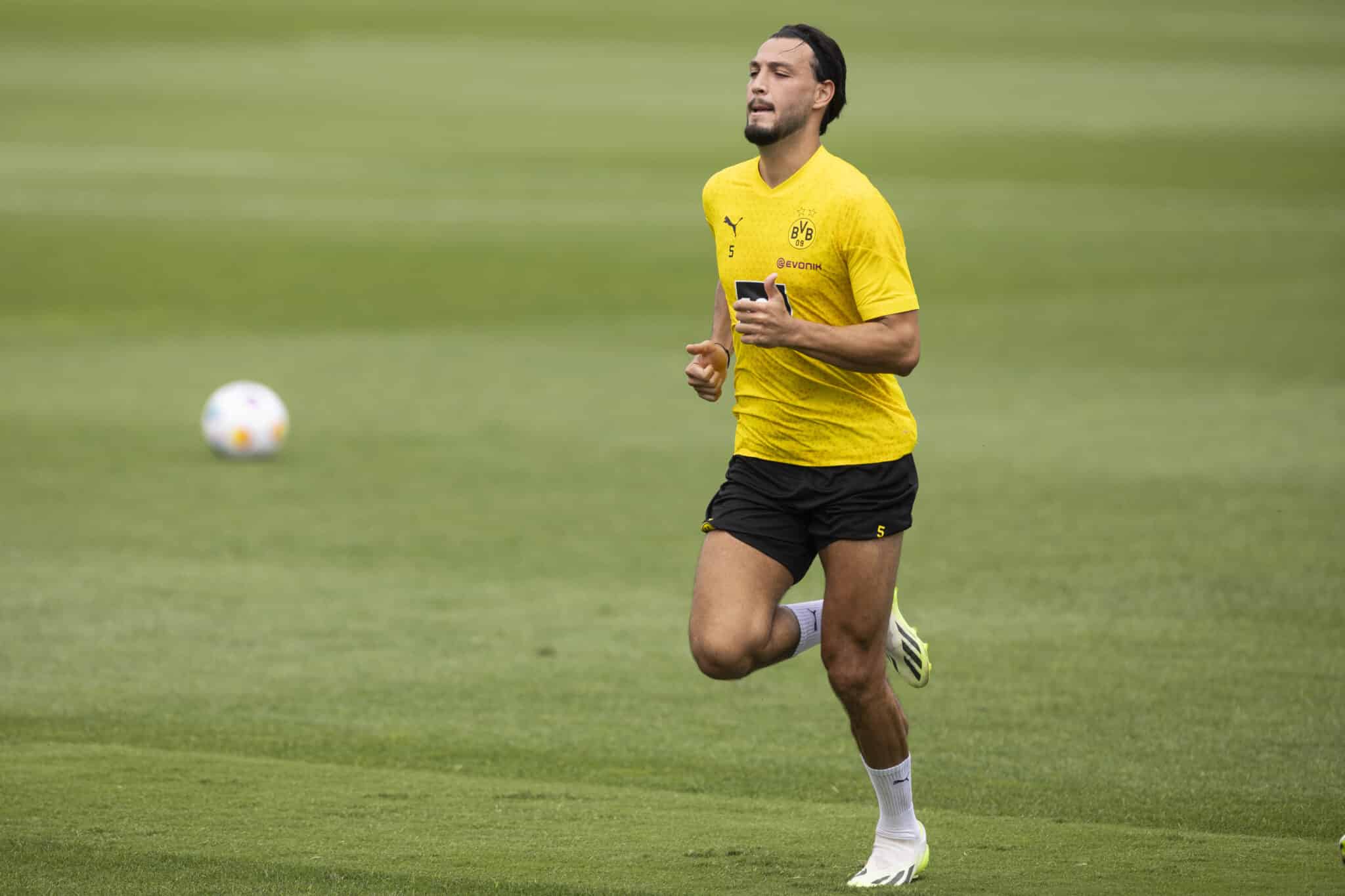 Ramy Benseba&Atilde;&macr;ni in Borussia Dortmund training