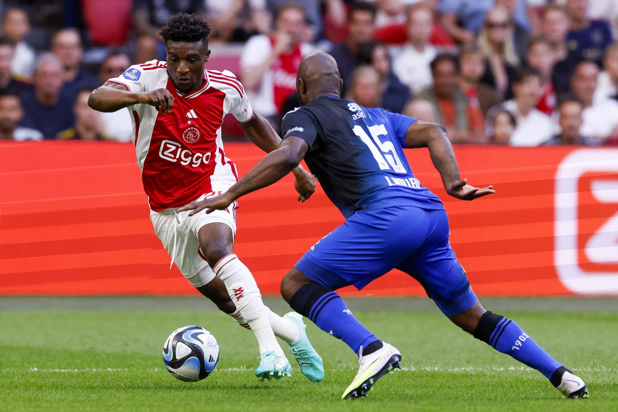 Mohammed Kudus takes on a player