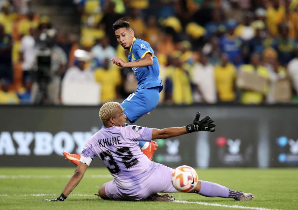 Kaizer Chiefs star tops list of highest paid players in PSL 5 Itumeleng Khune of Kaizer Chiefs against Mamelodi Sundowns