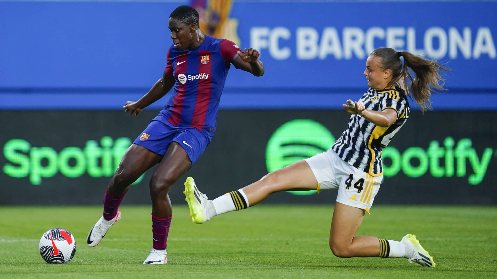 Asisat Oshoala of FC Barcelona and Gloria Sliskovic of Juventus 