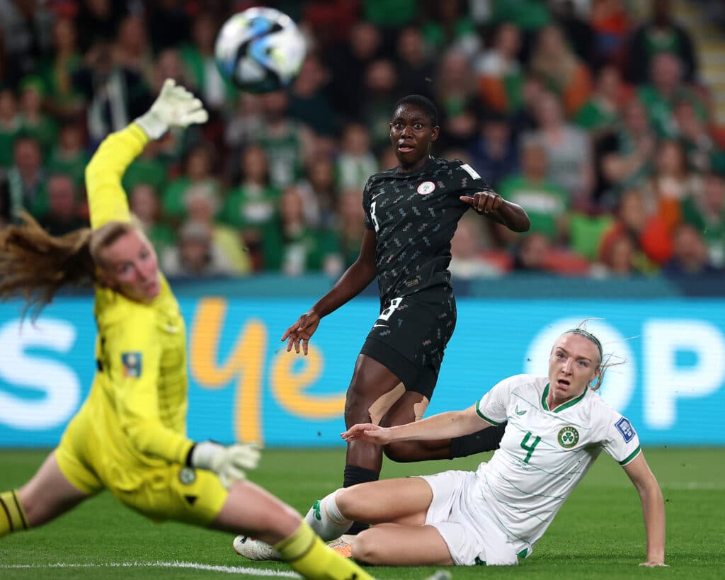 Asisat Oshoala tries to score a goal