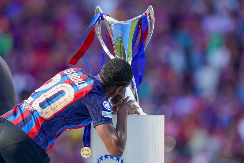 Asisat Oshoala kissing the UCL trophy