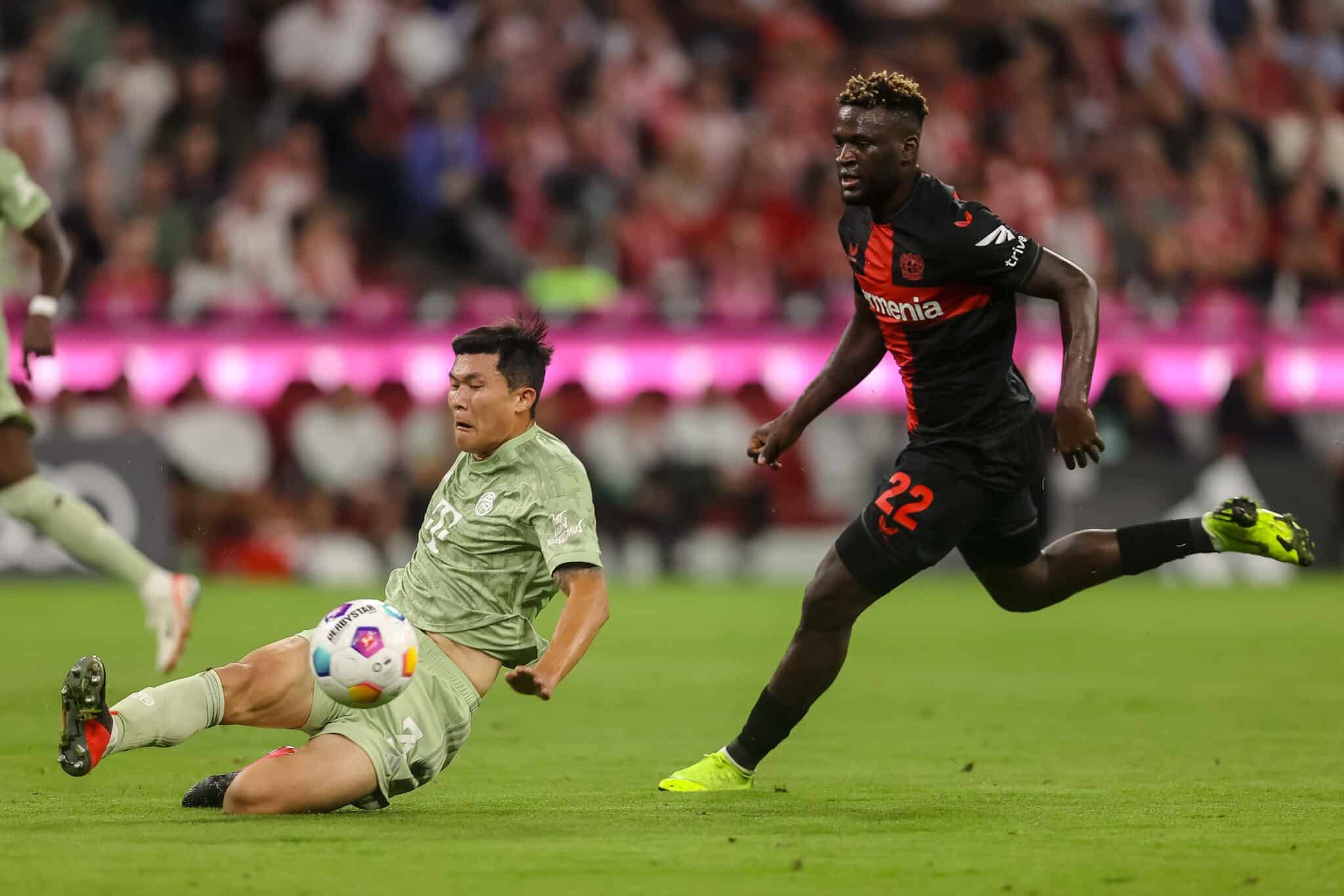 Min-jae Kim (FC Bayern Muenchen) und Victor Boniface (Bayer 04 Leverkusen) battle for the ball