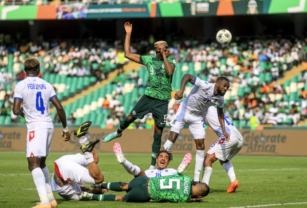 Ogochukwu Frank Onyeka of Nigeria wins header against Esteban Orozco