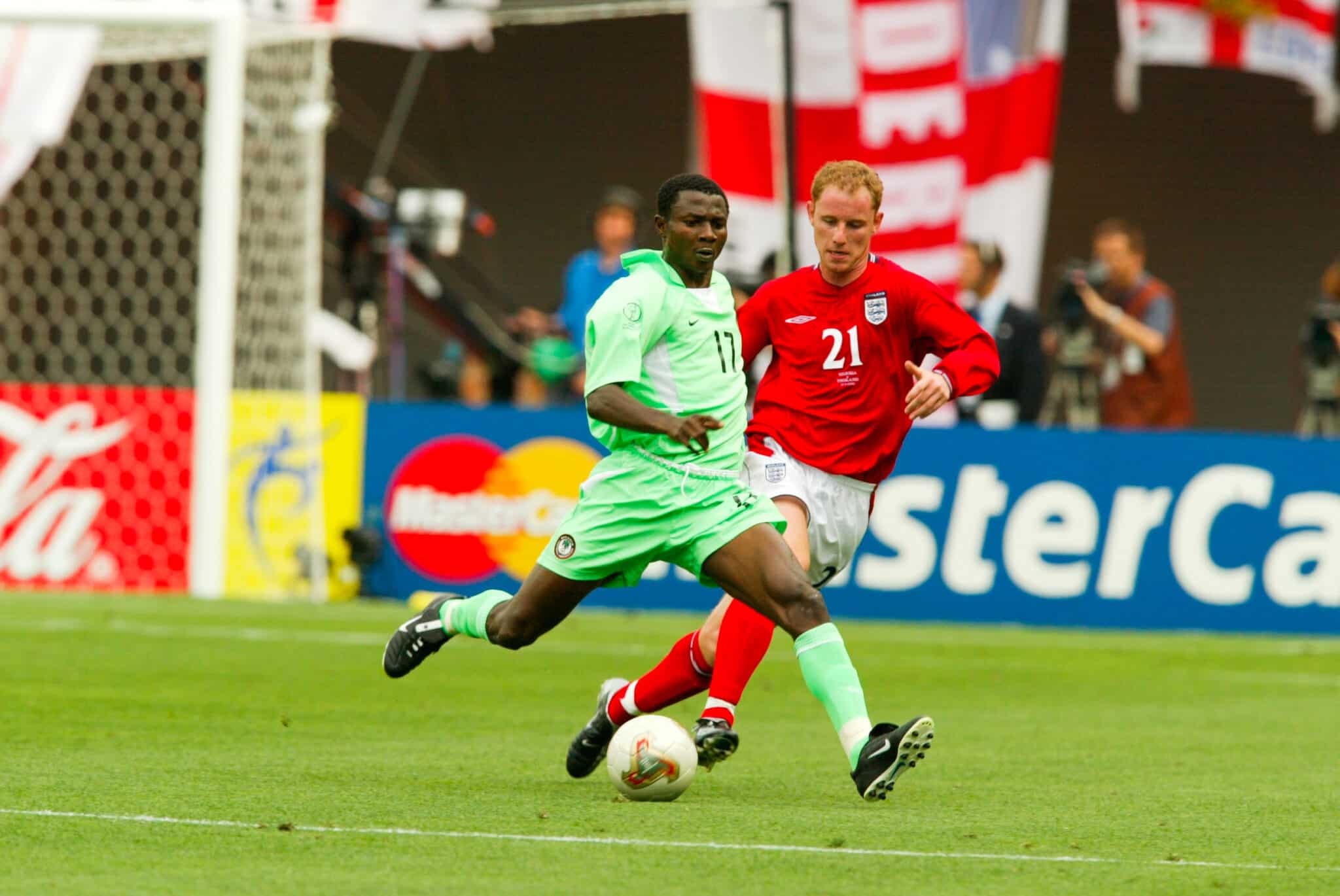Julius AGHAHOWA (NIGERIA) and Nicky BUTT  (England) 