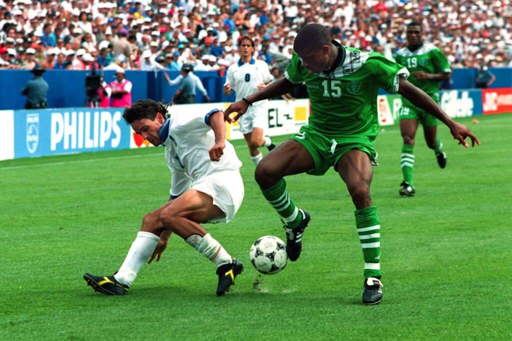 Sunday Oliseh contends with Roberto Baggio at the Super Eagles vs Italy 1994 FIFA World Cup