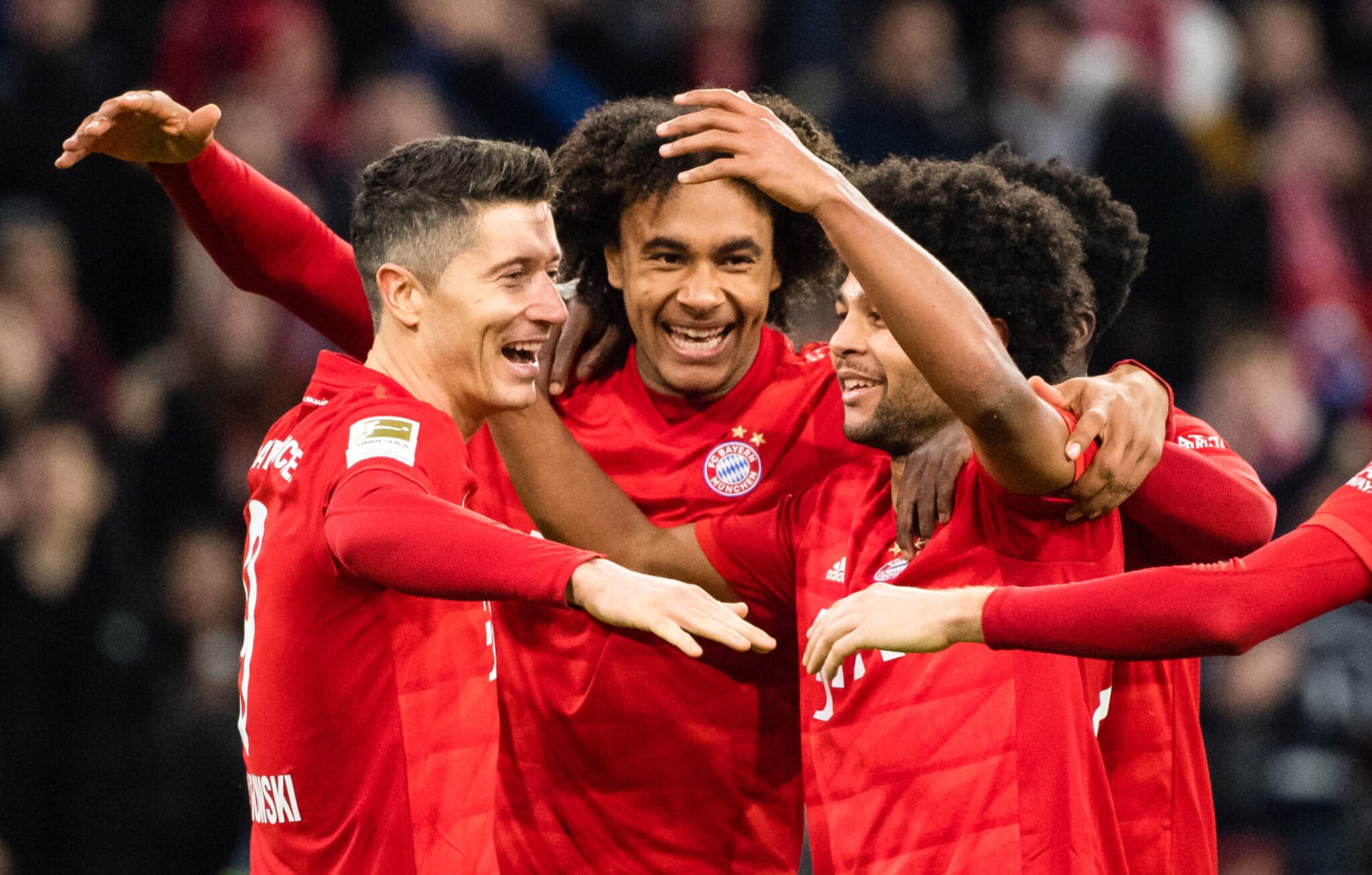 Serge Gnabry (l) cheers with Alphonso Davies (M) and Joshua Zirkzee 