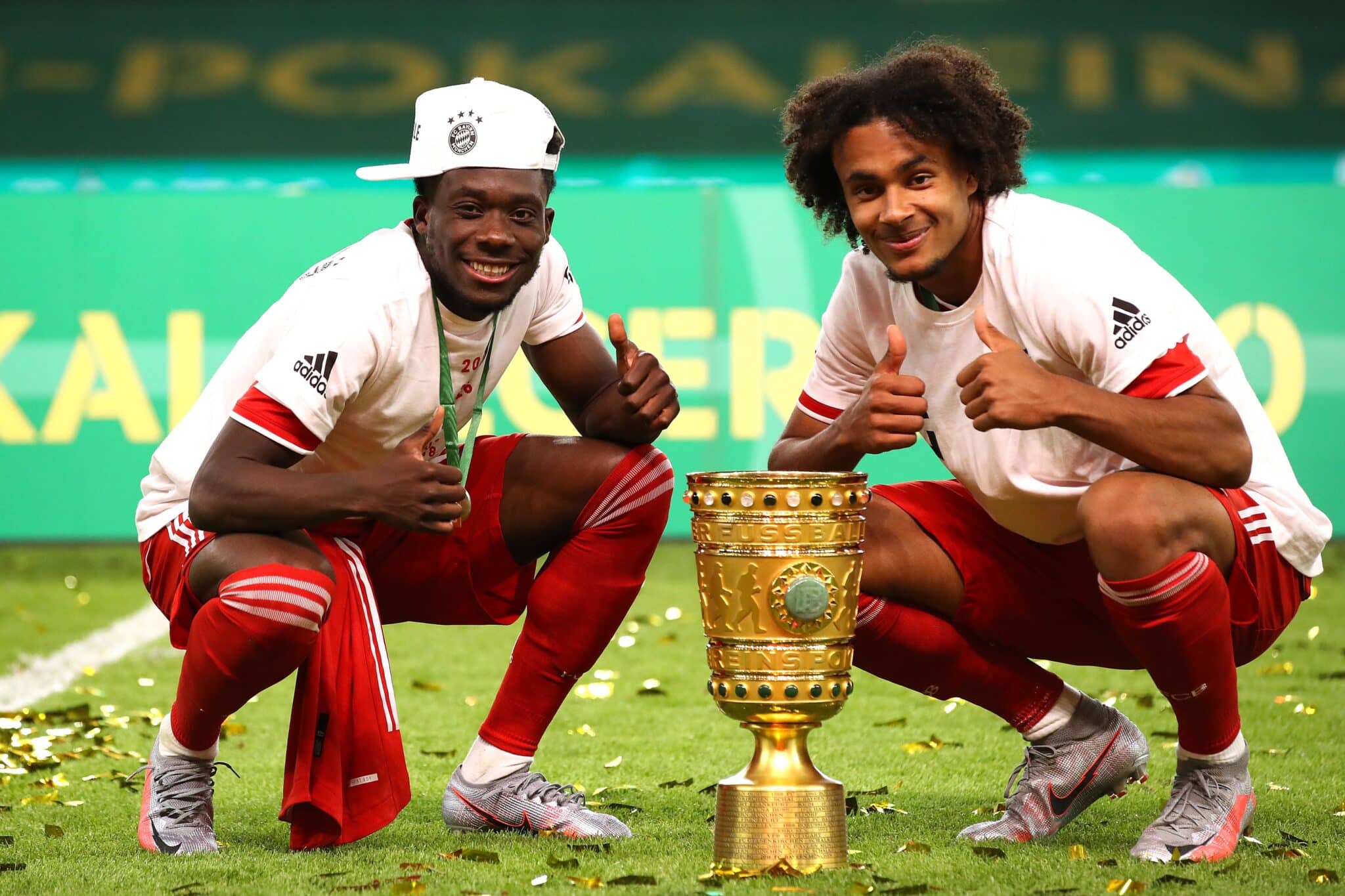 Alphonso Davies (l) and Joshua Zirkzee pose with the cup.